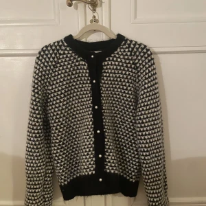 Kaschmir tröja💞 - Superfin kaschmir tröja med pärl-knappar