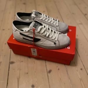 Diesel Skor - Sprillans nya skor av märket Diesel. Aldrig använda. Nypris ligger på cirka 2400. Skriv vid minsta lilla fundering! Mvh Olle