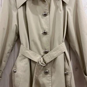 Trenchcoat  - Uppdaterad trenchcoat med nya silverknappar och metallspänne på bältet 