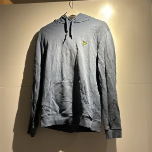 Lyle and scott hoodie - En i princip o använd lyle and scott hoodie. Storlek M Pris går att förhandla