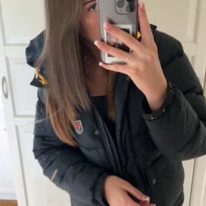 Fjällräven jacka  - Hej! Jag säljer min knappt använda fjällräven jacka i modellen expedition series (den nya modellen) i storlek xs sitter bra på mig som är 172. Påse till medföljer. Köpt för nypris. Skriv för mer bilder och information! ❤️