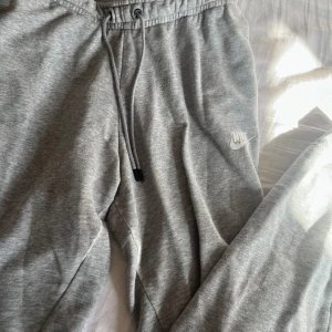 Gråa Nike sweatpants  - Gråa Nike sweatpants i Stl S. Använd helt ok mycket 