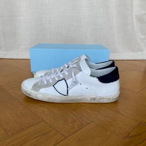 Philip model skor - Tjena! Säljer nu dessa trendiga och snygga phillip moddel skorna🎉🛡️. Jag köpte dem från ”Cettire” i december och då nypriset låg på 3400kr. Skicket är 9/10 eftersom att det finns lite defekter på snörena. Säljer för 2999kr. Skriv för fler bilder🤝💵🛡️