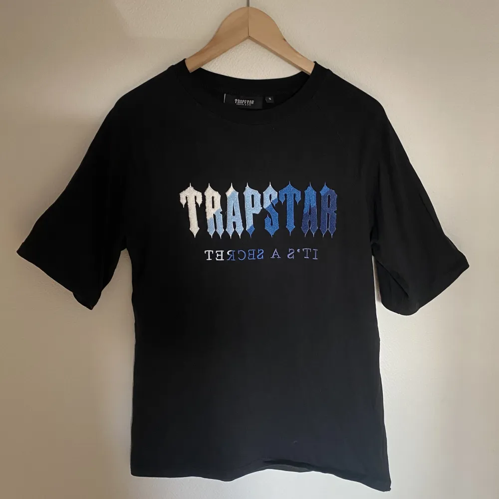Riktigt fet Trapstar T-shirt 1:1 i bra skick. Stor i storleken, skick 10/10. Pris går att diskutera . T-shirts.