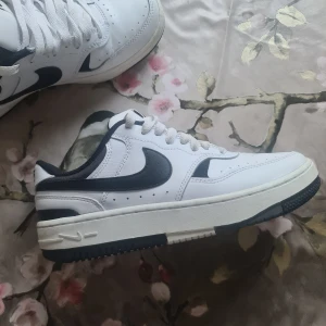 Nike skor - Säljes pågrund av att dom knappt blir använda. Skorna är i stl.38 Nypris: 1145  säljer dom för 750
