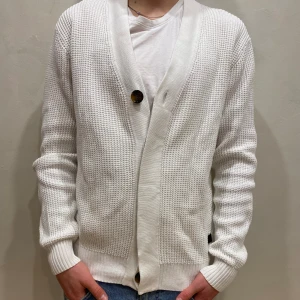 Kofta Blueprint - Kofta Blueprint  Modell: 184cm & väger 84kg Skick: allmänt använd  Färg: vit  Material: bomull