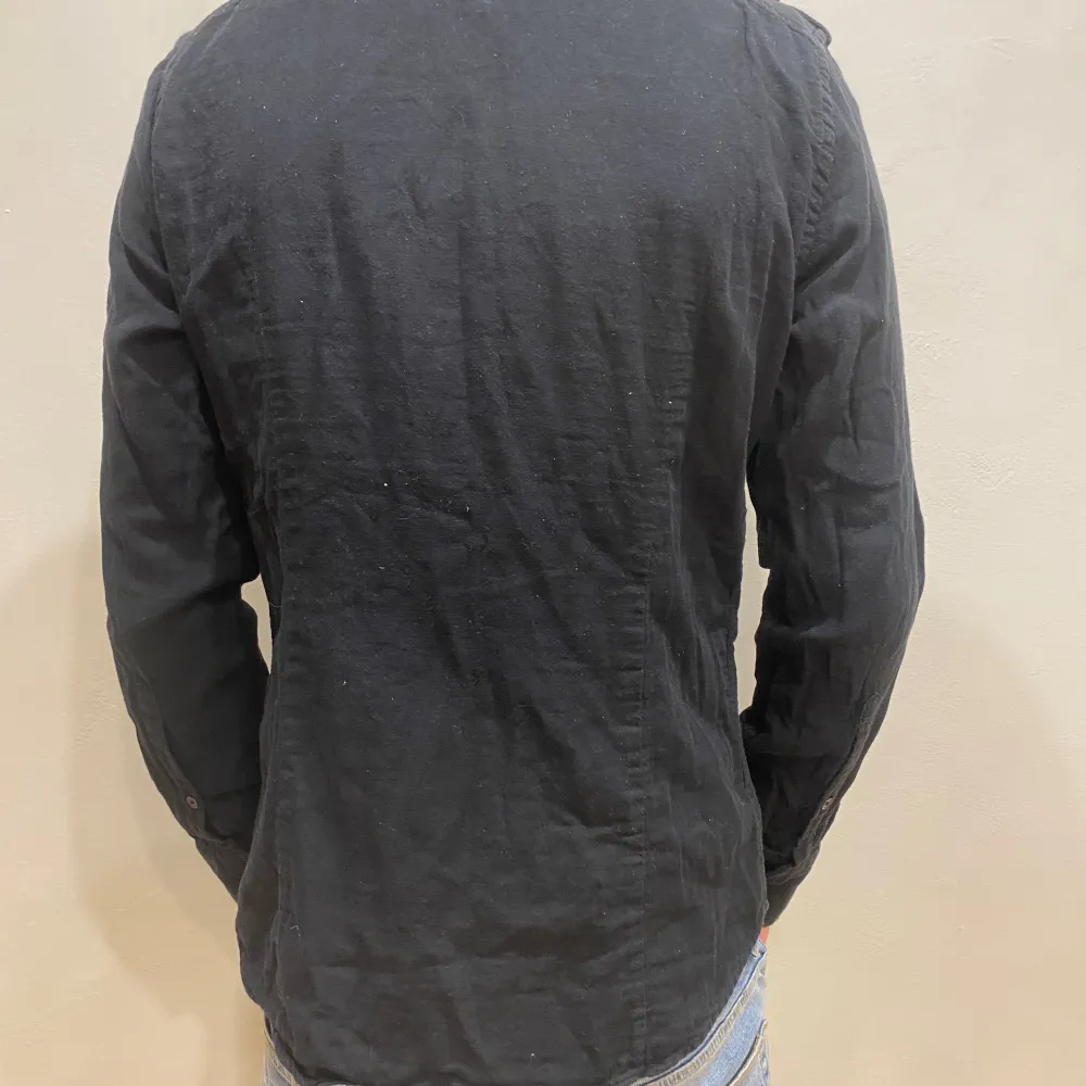 Skjorta Filippa K  Modell: 184cm & väger 84kg  Skick: allmänt använd, lite urtvättad  Färg: Svart  Material: . Skjortor.