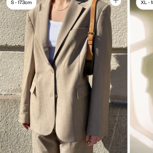 Djerf avenue kavaj i nyskick - Storlek S  Använd 1 gång endast, helt som ny! Slutsåld på hemsidan🩷