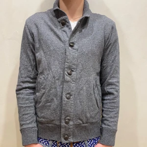 Kofta H&M  - Kofta H&M Modell: 184cm & väger 84kg  Skick: allmänt använd Färg: grå 