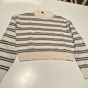 Stickad tröja från H&M  - En stickad tröja ifrån H&M😍 den är i fint skick och använd försiktigt🥰