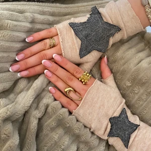 Vår modell ”Elin” - ”Elin” är vår första accessoar. Det är handledsvärmare med två jeans stjärnor på, och vi på JeansZtar syr dessa själva!🤗💕🌸Handledsvärmarna är i Onesize men materialet är väldigt stretchiga vilket gör att de passar alla!  Pris: 99kr + frakt