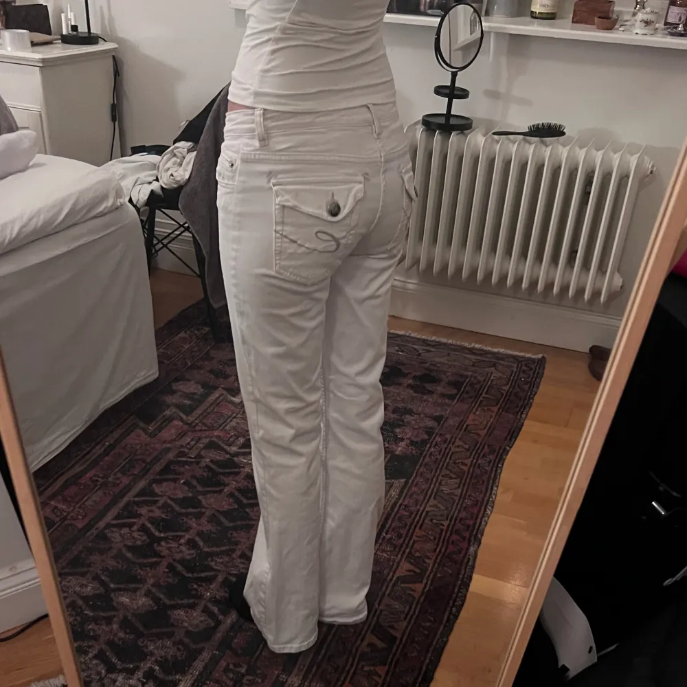 jättefina FIVE vita bootcut jeans med fickor där bak, jättebra kvalitet och är knappt använda.  jag är 170 och dom passar perfekt på mig. nypris 1600kr . Jeans & Byxor.