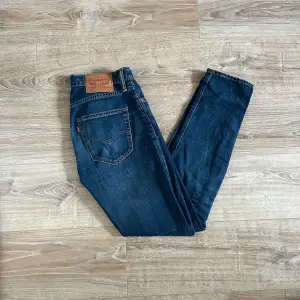 Ett par jeans i absolut topp skick. Nypriset på dessa jeans ligger på runt 1000kr. Längden på byxorna är 99cm och midjan 39cm jämför gärna med ett par egna och sen är det fritt fram att använda ”köp nu”.