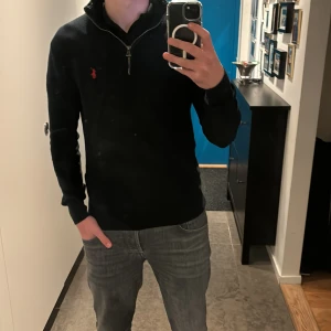 Ralph lauren zip - Säljer nu denna zip tröja då jag fick den i för liten storlek vilket har lett till att jag inte använt den. Köpt för 1700 och skicket är 10/10 modell 175-180. Pris kan diskuteras 