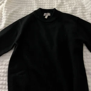 Stickad tröja - Svart stickad tröja. Säljs för 100kr. Oanvänd för den inte sitter bra på mig! Jätte bra skick. Pris går att diskutera☺️☺️