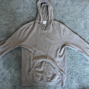 John Henric 100% Kashmir hoodie - Säljer nu denna 100% Kashmir tröja från John Henric i storlek M. Den har inga täcken på skador,  och tyget är jätte fint(inte nopprigt). Köptes för ca 1600. Vid några frågor är det bara att höra av sig!