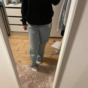 Högmidjade jeans med hål. Använda en gång  