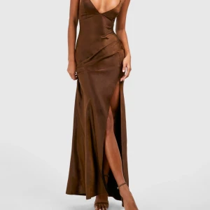 Balklänning - En brun satin klänning som aldrig är använd, bara testat. Jättefin balklänning men säljer tyvärr då jag hittat en annan💖