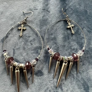 JESUSCHRIST örhängen !  - Namnet var bara på skoj men kors hänger med dessa örhängen. Stiliga med ett par jeansbyxor med linne eller kanske en vit skjorta? Vad vet jag, gör vad du tycker om! 