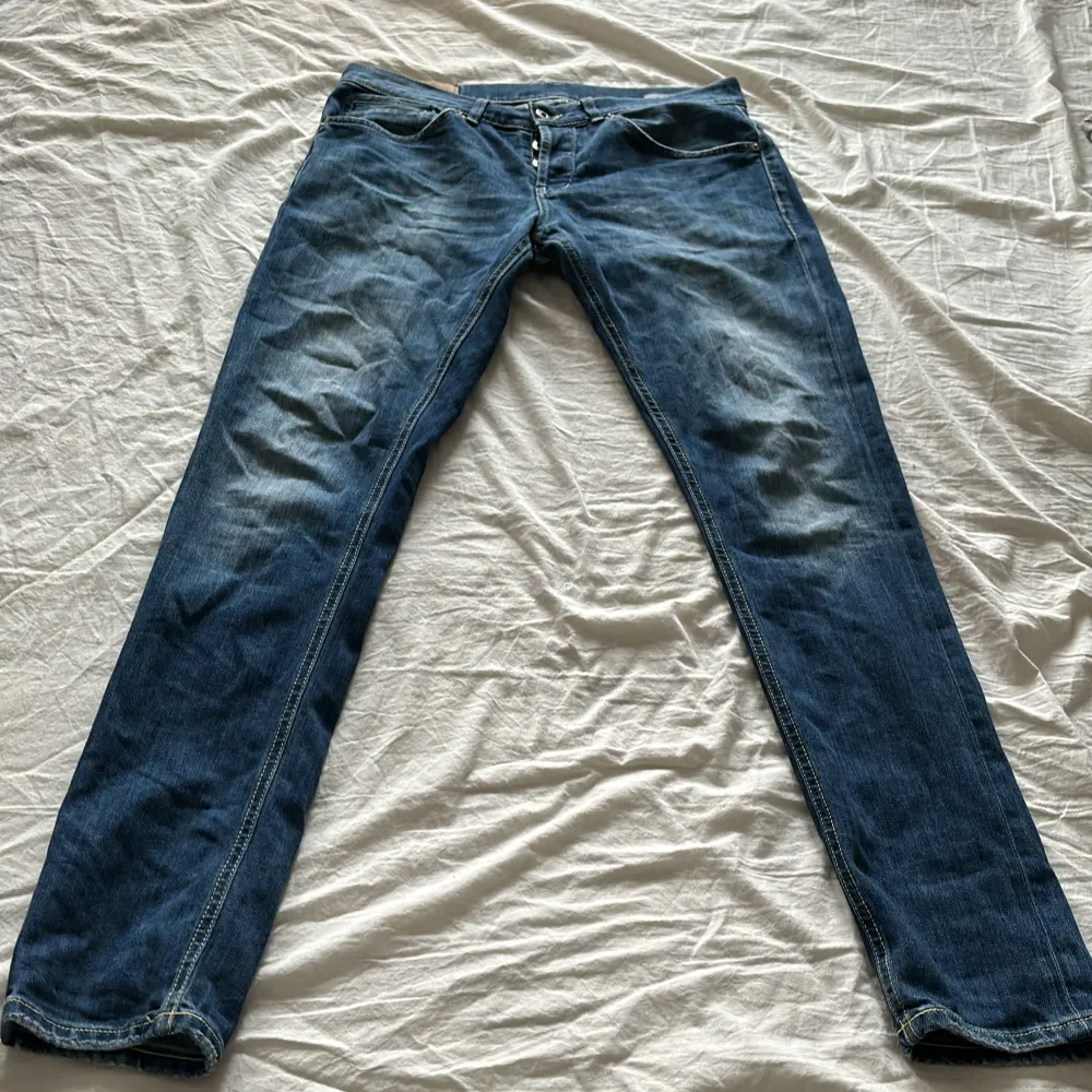 Tja säljer då ett par dondup jeans i modellen skinny fit sitter stretchigt vid midjan o låren. Storlek w33. Grabben på bilden är 182 lång och väger 74 kg. Kom med bud . Jeans & Byxor.