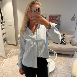 Blå-vitrandig skjorta  - Bra passform och i nyskick!