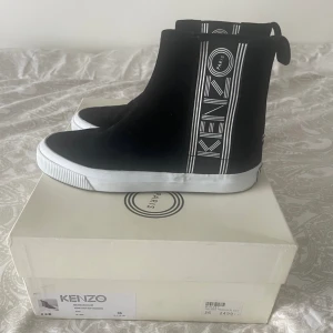 Kenzo halvhög sneakers  - En halvhög sneakers i mocka från Kenzo  Använda två gånger! Inköpta på Raglady i Göteborg. Nypris 2499:- 