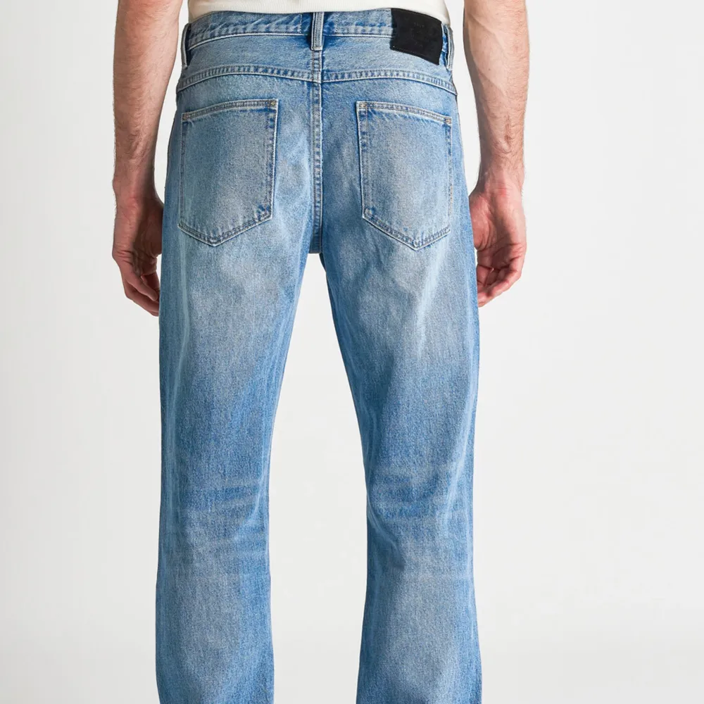 Jeans från Neuw, modellen heter Studio Relaxed. Nypris 1299kr.  Lite lösare passform, raka ben. Size 30:32. Sparsamt använda, så mkt fint skick.  Hör av dig om du undrar något  💬. Jeans & Byxor.