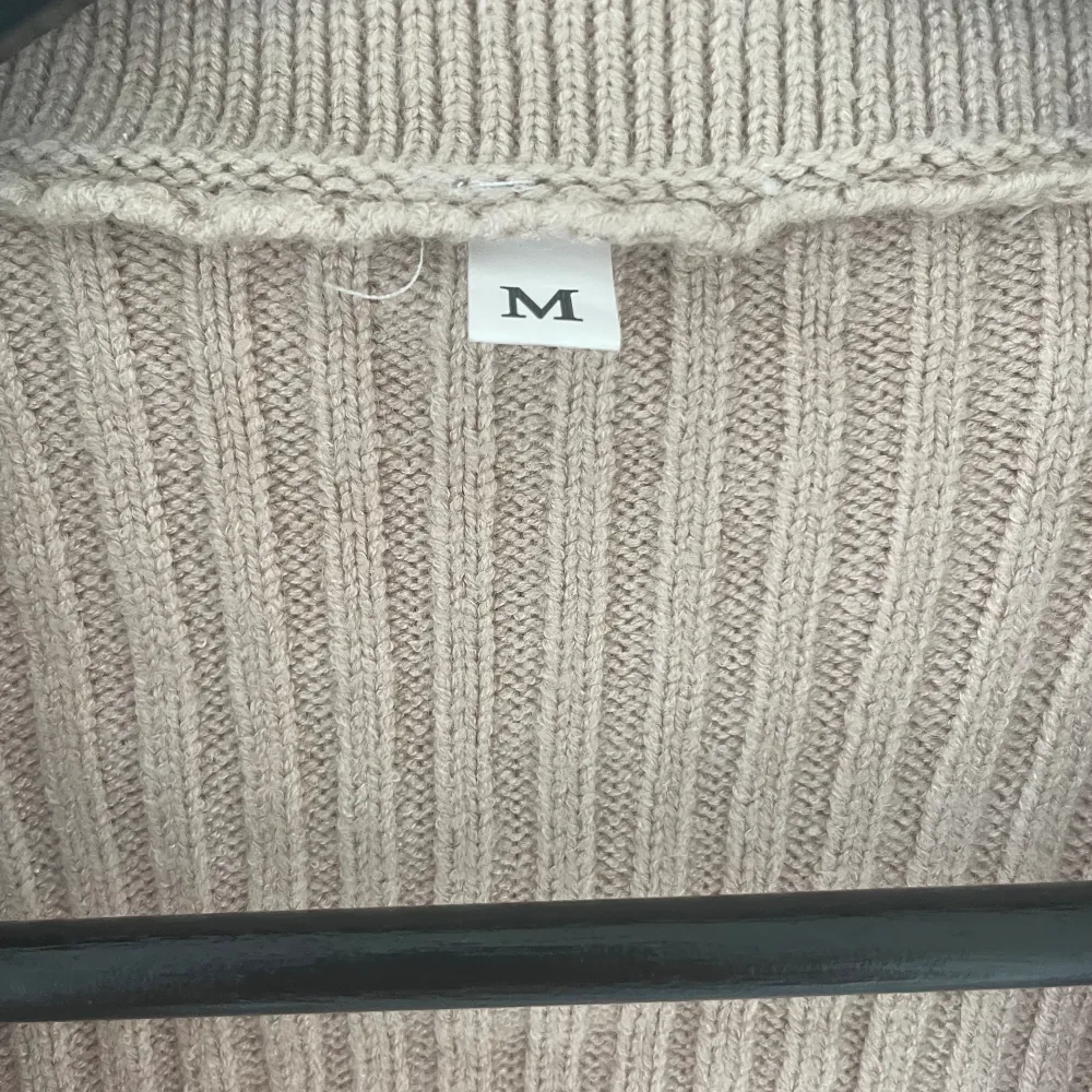 En jättemjuk stickad zip up tröja i storlek M (liten i storleken)🤎🤍. Tröjor & Koftor.