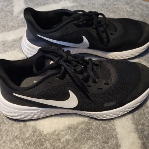 Nike skor - Säljer dessa skor från nike i bra skick, säljer pga för små