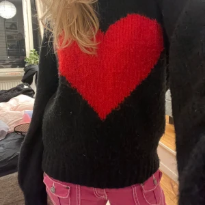 Stickad tröja med ❤️ - Jättefin och snygg❤️🖤najs i materialet. Har hund så lite små hårstrån