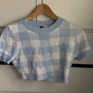 Rutig stickad T-shirt  - Vit och blårutig stickad croppad T-shirt från h&m