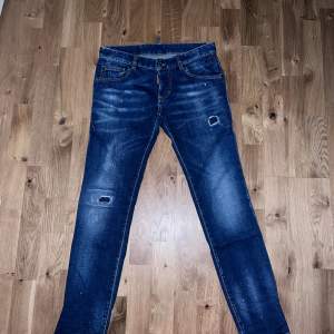 Oanvända Dsquared 2 jeans äkta Säljer pga fel storlek. Storlek 14år junior. Längd 160cm. Köpt från Farfetch kvitto finns  Skinny/slim Paket finns inte.