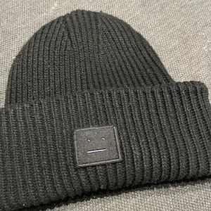 Acne mössa - helt oanvänd, nypris 1600 säljer för 700 prisförslags kan kommas/ snabb affär.  Återkom för mer bilder💗