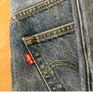 Levis jeans - Säljer dessa helt NYA Levis jeansen! ALDRIG ANVÄNDA!  Rak i modellen, köpte fel storlek därav säljer jag 🥰🥰🥰