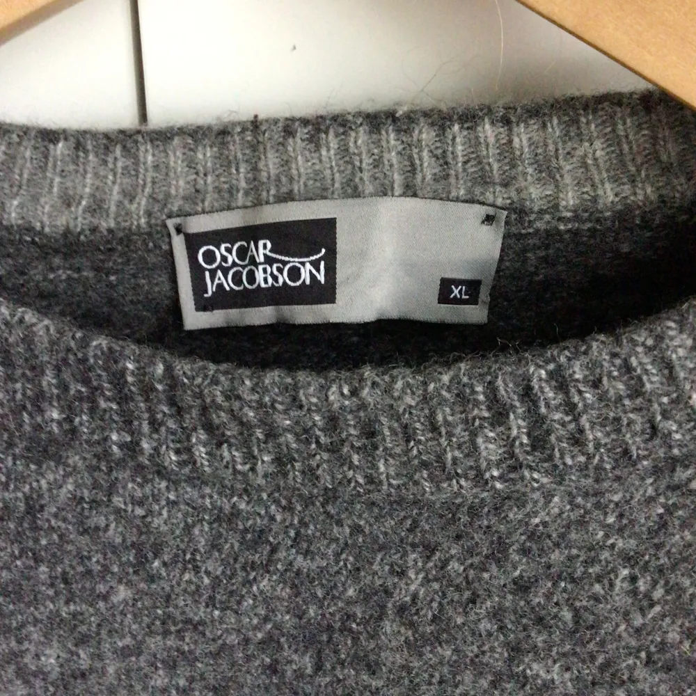 Stickad grå tröja från Oscar Jacobsson som har krympt från storlek xl till S men funkar fint. Stickat.