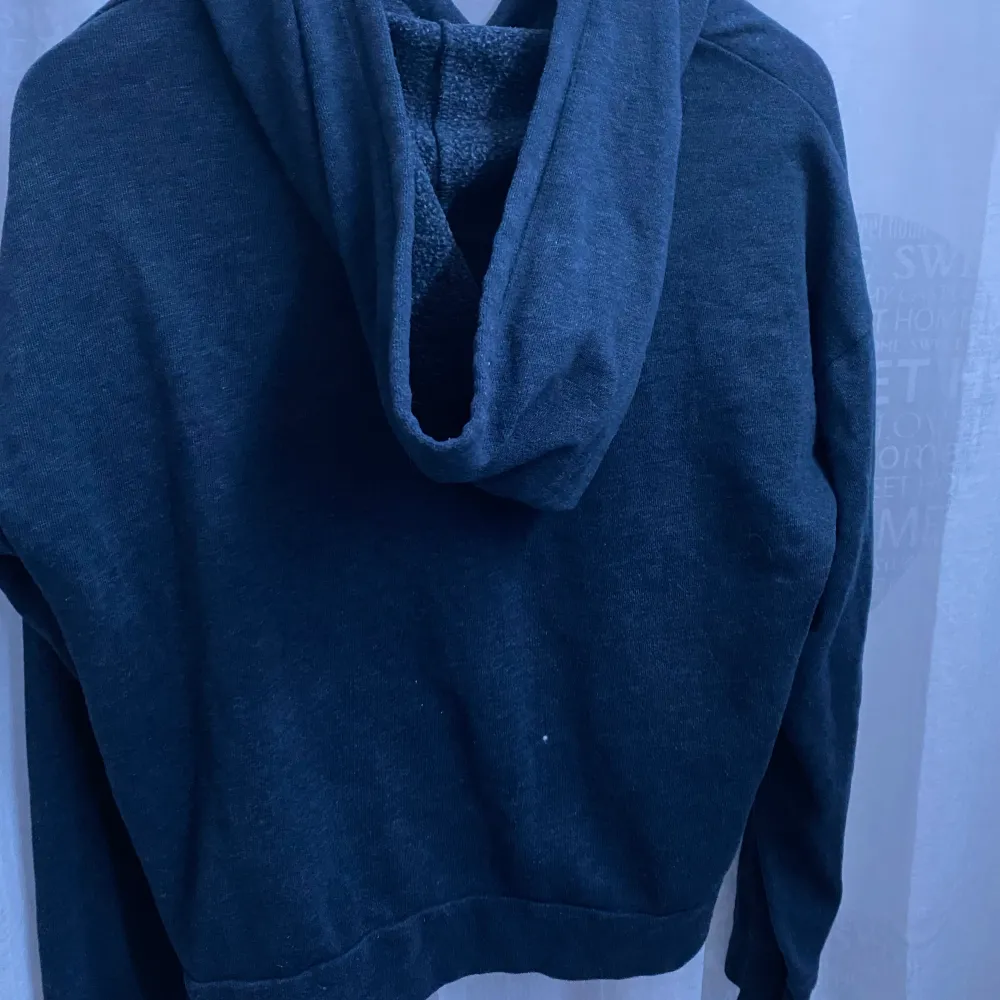 Hollister hoodie i färgen mörkblå/svart, använda men inga fläckar eller hål, i stolek m men passar s också🤍super skönt matrial, pris:200kr kom privat för mer info osv🤍🤍. Hoodies.