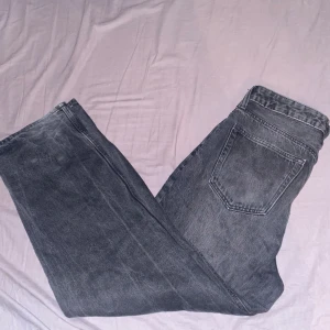 Svarta H&M jeans - Bra skick, storlek 30/32, loose fit