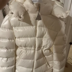 Moncler jacka (Maire down jacket) - Storlek 12 years, bra skick, (ny) köpt på monclers egna hemsida. En jättefin jacka originalpris (7.535). 