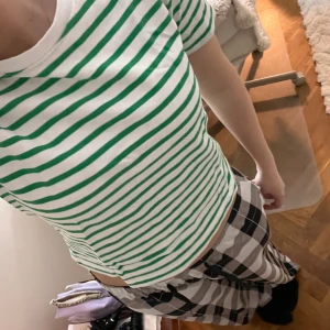 Zara t-shirt - Jättegullig randig zara t-shirt kommer inte till andvändning då den är lite liten💞 men arnas i väldigt bra skick💞