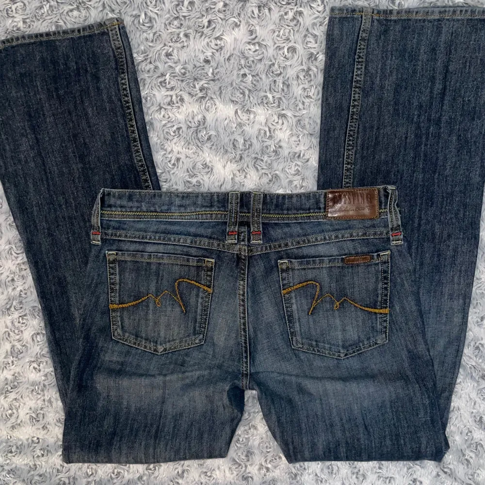 mörkblåa utsvängda bootcut lågmidjade jeans, vintage från mustang // Strl W32 på lappen så ungefär M - L, men enligt mig passar mer som M //  Mätningar: midja 39cm, längd 99, innerbenslängd 76cm💗. Jeans & Byxor.