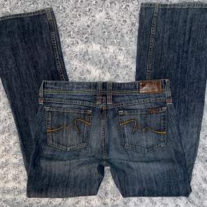 mörkblåa utsvängda bootcut lågmidjade jeans, vintage från mustang // Strl W32 på lappen så ungefär M - L, men enligt mig passar mer som M //  Mätningar: midja 39cm, längd 99, innerbenslängd 76cm💗