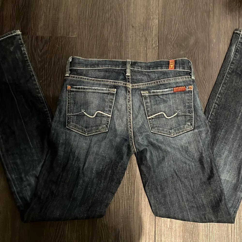 Dessa jeans är köpta secondhand för 200kr och är i modellen straight leg❤️ skriv privat för frågor❤️. Jeans & Byxor.