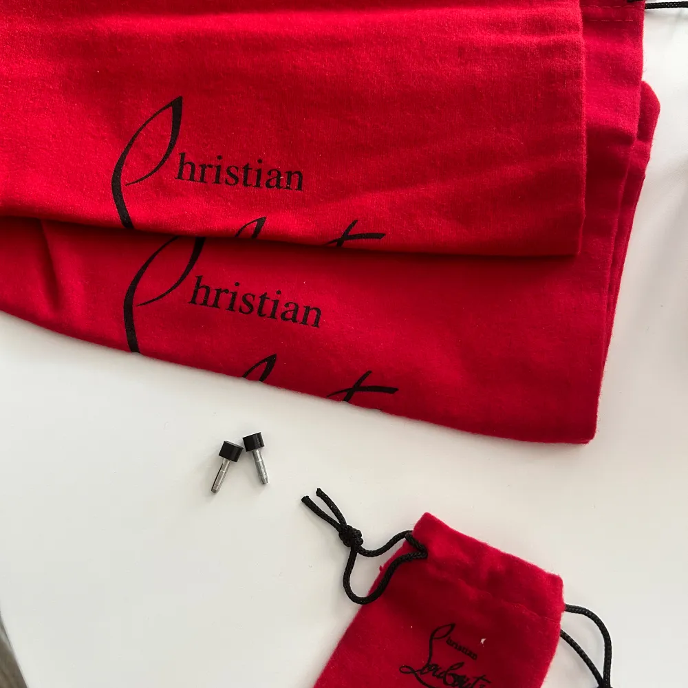 Ett par helt oanvända  Christian Louboutin decolette 100 kid, storlek 37,5  Svart skinn. 2 dustbag, extra klackar original kartong och skoskydd. Köpt från Savannah på Östermalm.  7000 kronor. Skor.