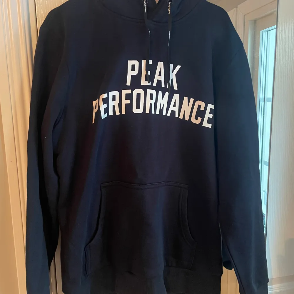 Säljer hoodie peak performance, aldrig anvönd, storlek M. Hoodies.
