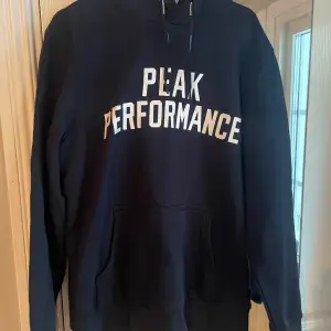 Säljer hoodie peak performance, aldrig anvönd, storlek M