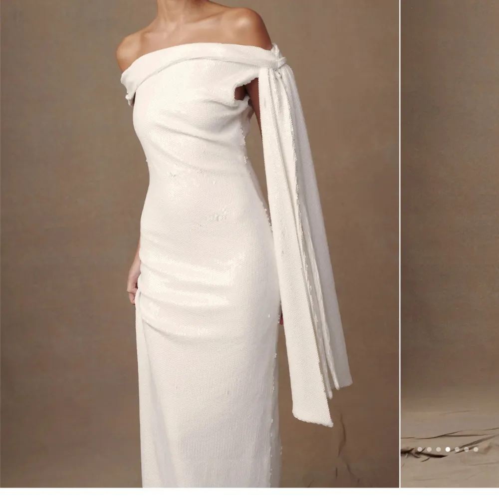 Så fin glittrig balklänning från Meshki. Köpt för ca. 5000kr med tull och frakt inkluderat. . Klänningar.