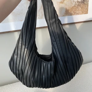 Väska från NAKD - Superfin väska från NAKD, stort utrymme o rymmer en dator utan problem ☺️