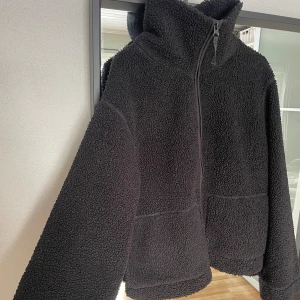 Tröja - Svart gosig tröja/jacka. Använd fåtal gånger, fint skick🥰🫶🏽