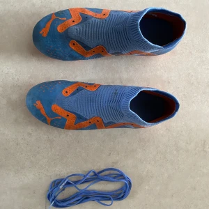 Puma future fotbollsskor  - Puma future fotbollsskor. Inget har gått sönder nästan helt nya. De är lite smutsiga eftersom jag har spelat på konstgräs, Mycket bra skick.