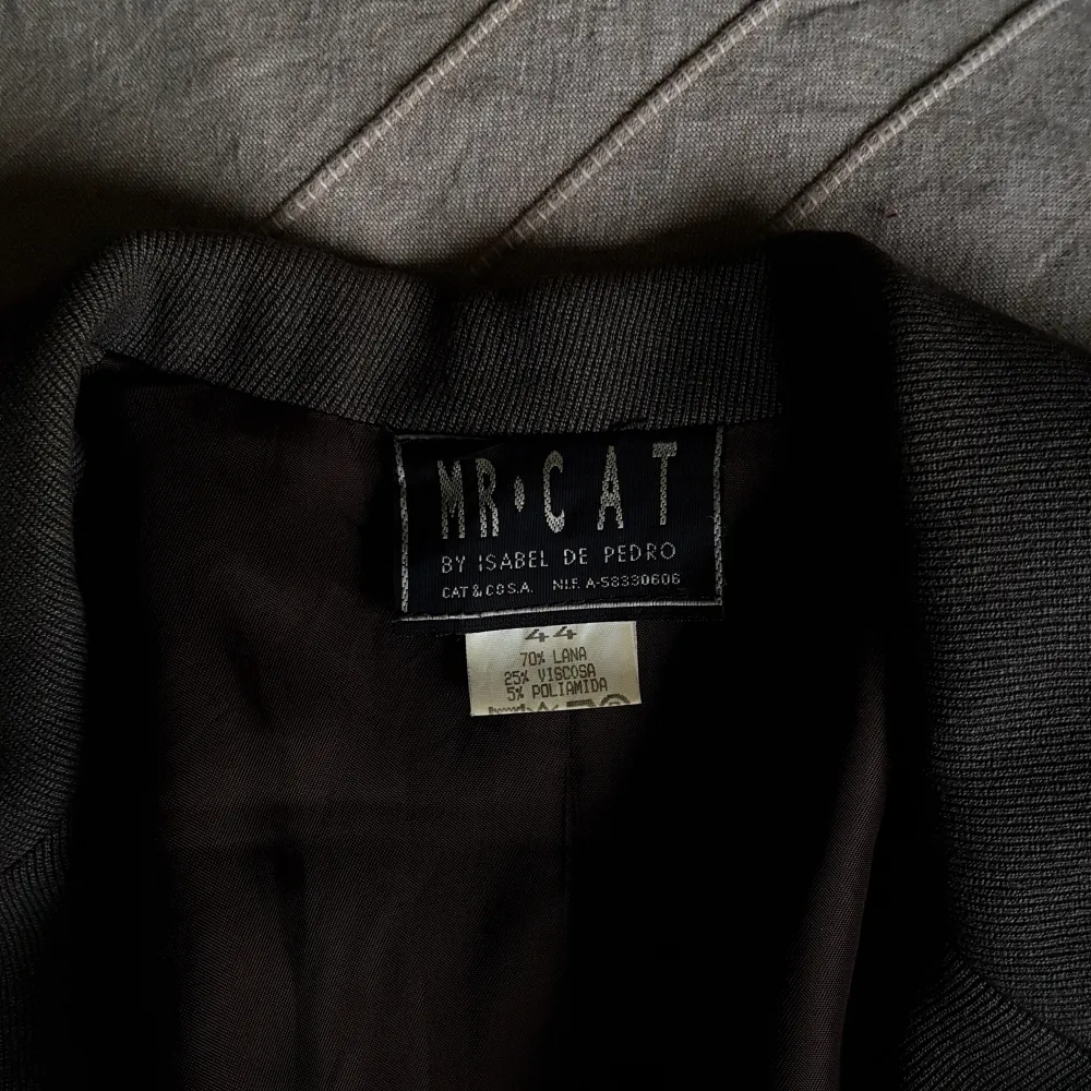 Vintage kavaj i fint använt skick. 🦋 Märk 44, sitter fint oversize på en M. Jättefin kvalitét, 70% ull. Mjuk och skicker ej.. Kostymer.